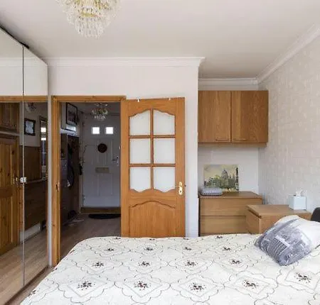 1 Bedroom Flat Close To With Free Parking Arrangement * London