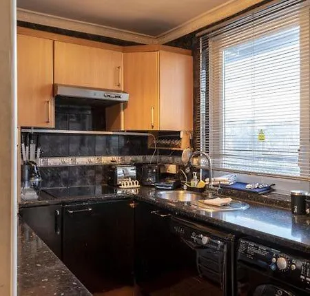 1 Bedroom Flat Close To With Free Parking Arrangement Apartment