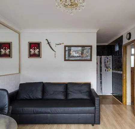 1 Bedroom Flat Close To With Free Parking Arrangement London