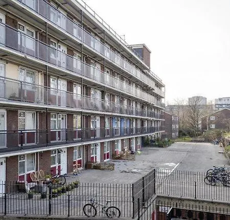 1 Bedroom Flat Close To With Free Parking Arrangement London