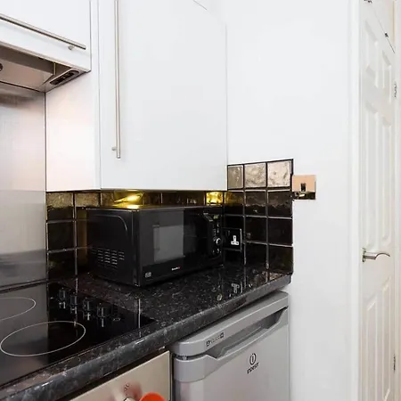 Stylish Studio Near Notting Hill Station!