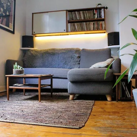 Traditional Victorian 2 Bed In Cobbled Street + Mod Cons - Full * London