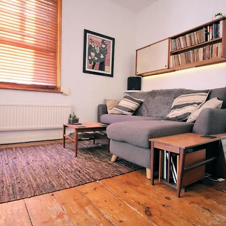 Traditional Victorian 2 Bed In Cobbled Street + Mod Cons - Full * London