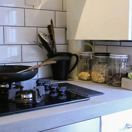 Traditional Victorian 2 Bed In Cobbled Street + Mod Cons - Full *