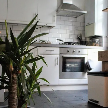 Traditional Victorian 2 Bed In Cobbled Street + Mod Cons - Full Apartment