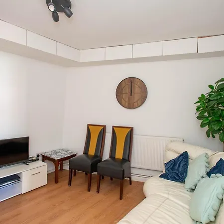 Modern In Bromley, Greater London Near Tesco And Sundridge Park Station Bromley