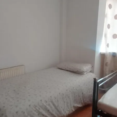 Hostel Private In 3 Bedroom Flat!!