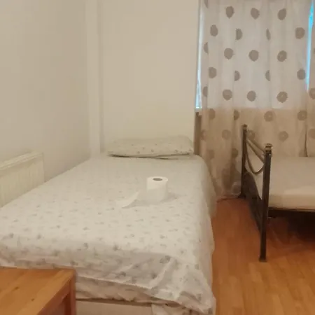 Private In 3 Bedroom Flat!! Hostel London