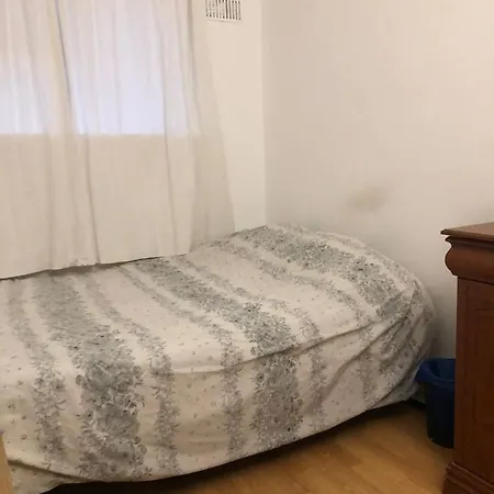 Private In 3 Bedroom Flat!! Hostel *