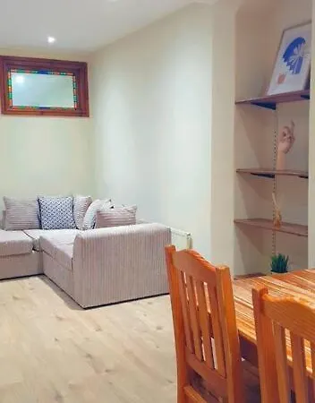 Stunning 2-bedroom With Indoor Fireplace. Purley