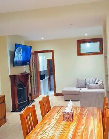 Stunning 2-bedroom With Indoor Fireplace. Purley