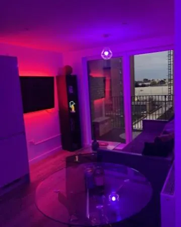 Perfect Spacious 1 Bedroom Flat With Night Lights Apartment Hayes (Greater London)