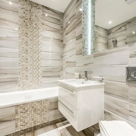 Crownage Court Apartment *
