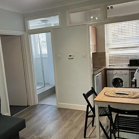 Apartment Complete One Bedroom Flat In Chiswick London, Fully Furnished *