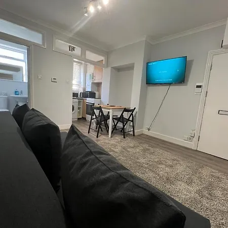 Complete One Bedroom Flat In Chiswick London, Fully Furnished