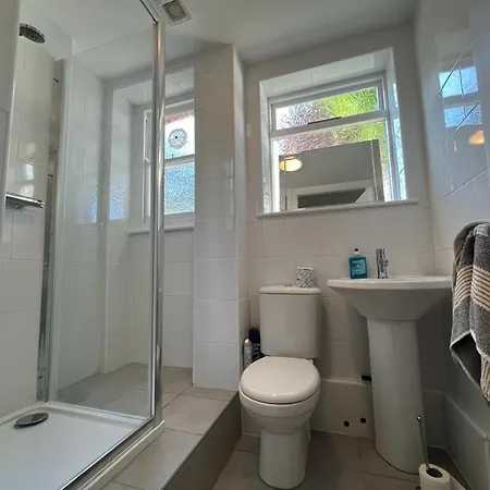Apartment Complete One Bedroom Flat In Chiswick London, Fully Furnished *