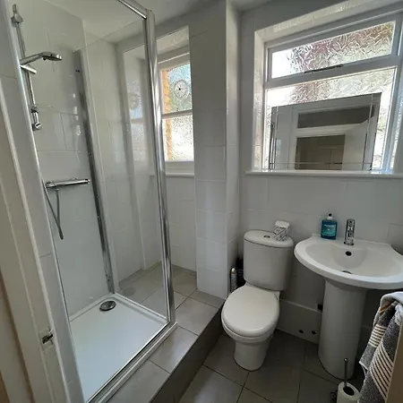 Complete One Bedroom Flat In Chiswick London, Fully Furnished Apartment London