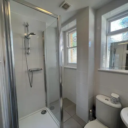 Complete One Bedroom Flat In Chiswick London, Fully Furnished *