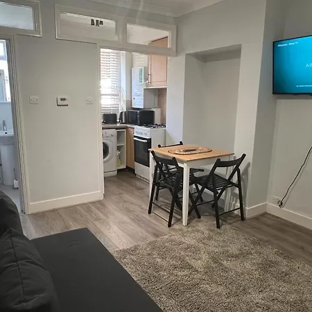 Complete One Bedroom Flat In Chiswick London, Fully Furnished Apartment London