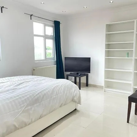 Guest house Private Room- Direct Travel Central/ Heathrow