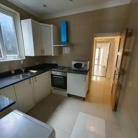 Guest house Private Room- Direct Travel Central/ Heathrow London