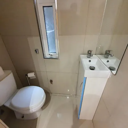 Guest house Private Room- Direct Travel Central/ Heathrow *