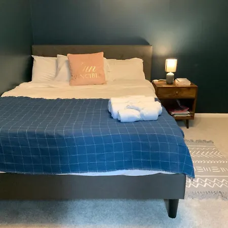 2 Bedroom Near Southfields Apartment