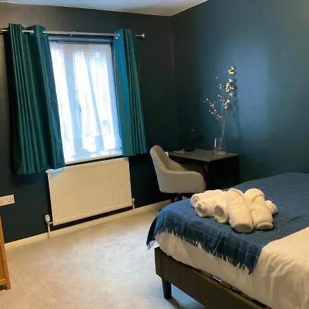 2 Bedroom Near Southfields Apartment *