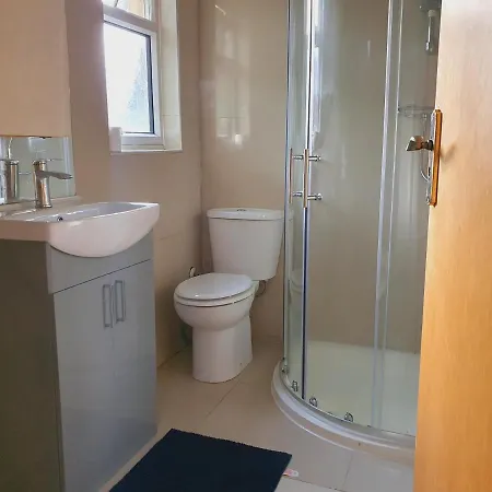 Private Room- Direct Travel Central/ Heathrow Guest house *