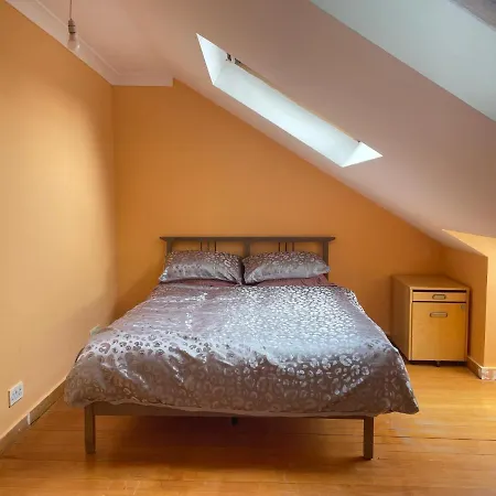 Private Room- Direct Travel Central/ Heathrow Guest house London