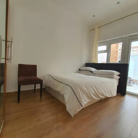 Private Room- Direct Travel Central/ Heathrow Guest house *
