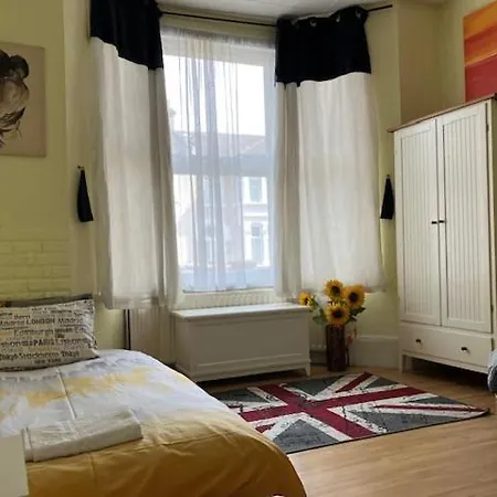 Comfy Rooms. Shared East Homestay. London