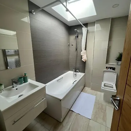 Clapham House Homestay *