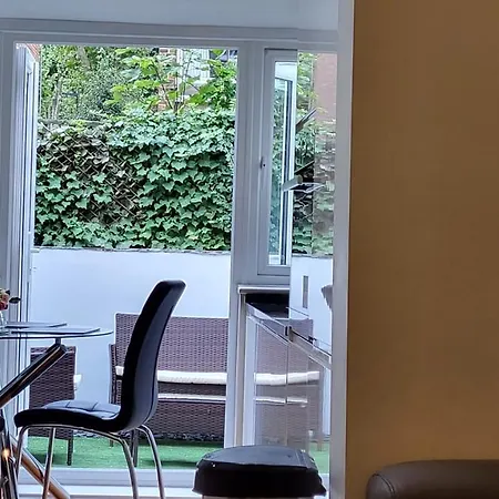 2 Bed Luxury Service In The Heart Of Chiswick Town, W4 Zone 2 * London