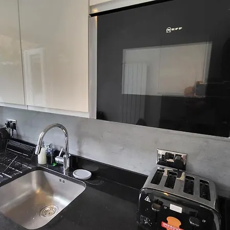 2 Bed Luxury Service In The Heart Of Chiswick Town, W4 Zone 2 Apartment London