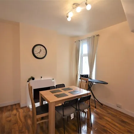 Cheerful 3 Bedroom In Greater Hébergement de vacances