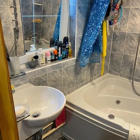 1 Bedroom Flat Close To With Free Parking Arrangement *