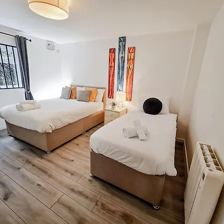 Comfy 2 Bed Flat With Free Parking, Close To Tube Apartment *