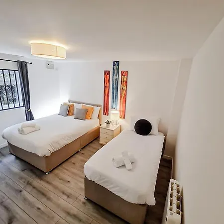 Apartment Comfy 2 Bed Flat With Free Parking, Close To Tube *
