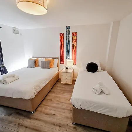Comfy 2 Bed Flat With Free Parking, Close To Tube * London