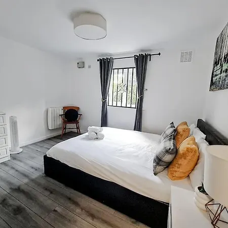 Comfy 2 Bed Flat With Free Parking, Close To Tube *