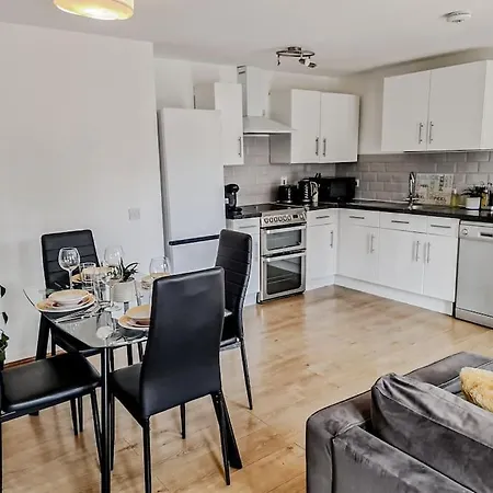Comfy 2 Bed Flat With Free Parking, Close To Tube London