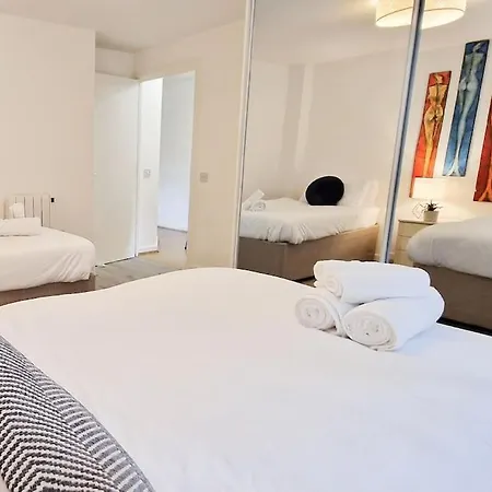 Comfy 2 Bed Flat With Free Parking, Close To Tube Apartment London