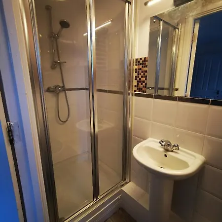 2 Bed 2 Bath - Free Parking - 3min Walk To The Train Station - 19min To Liverpool Street 5min To Victoria Line 1gb Broadband Super Fast Internet Ground Floor 100s Of Shops Restaurants Bakeries 24-hour Asda Superst Apartamento Londres
