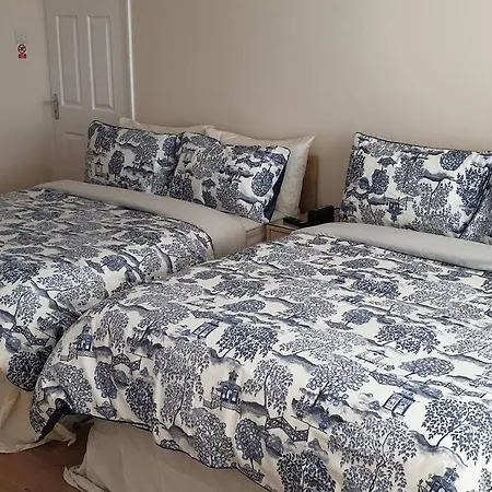 Apartment London Luxury 3 Bed 1 Minute Walk From Redbridge Stn Free Parking *