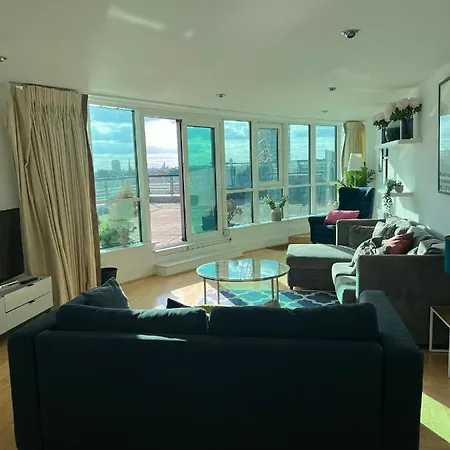 Stunning Penthouse Overlooking River Thames Apartment