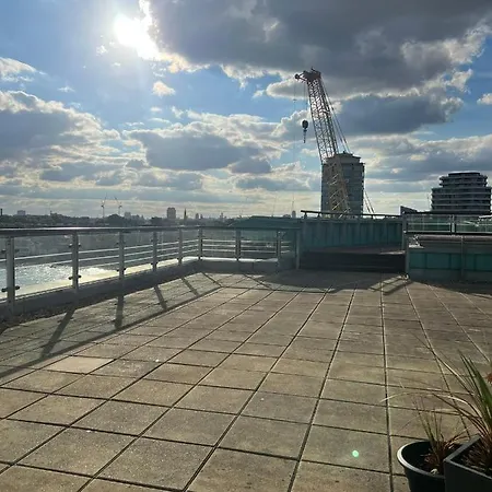 Stunning Penthouse Overlooking River Thames *