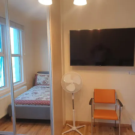 Luxury Spacious 2 Bedroom 4 Mins From Ilford Stn. Free Parking * London