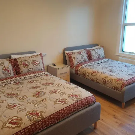 Luxury Spacious 2 Bedroom 4 Mins From Ilford Stn. Free Parking Londen