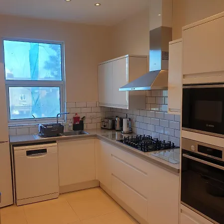 Apartment Luxury Spacious 2 Bedroom 4 Mins From Ilford Stn. Free Parking